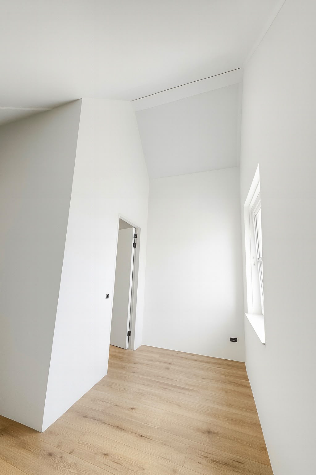 Strak wit gespoten wanden en plafond