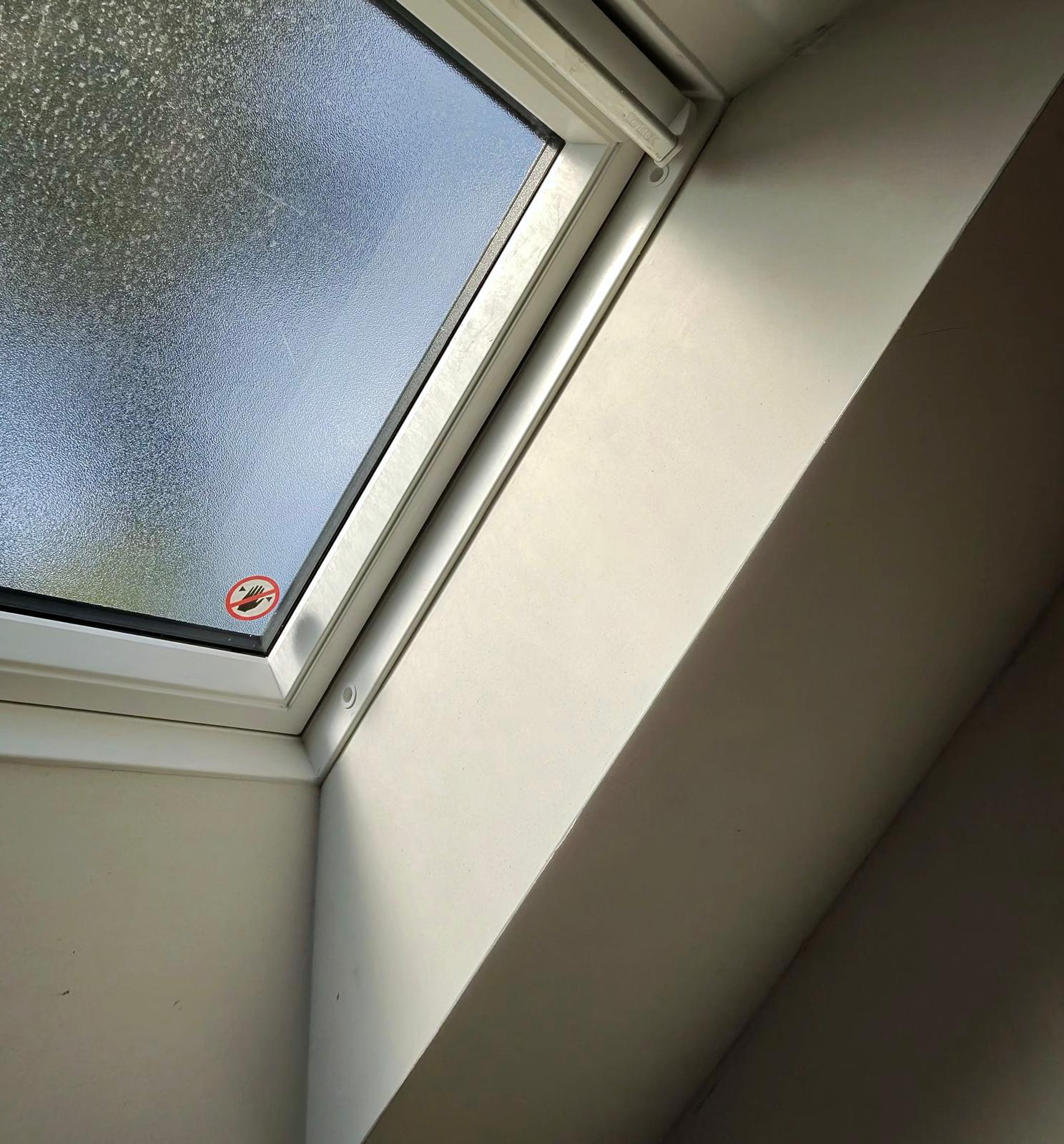 Schuine wand met dakraam afgewerkt